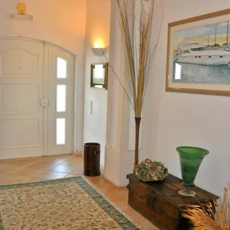 Large Private Pool With 5 Suites, Free Air Conditioning