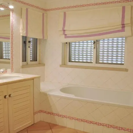 Large Private Pool With 5 Suites, Free Air Conditioning